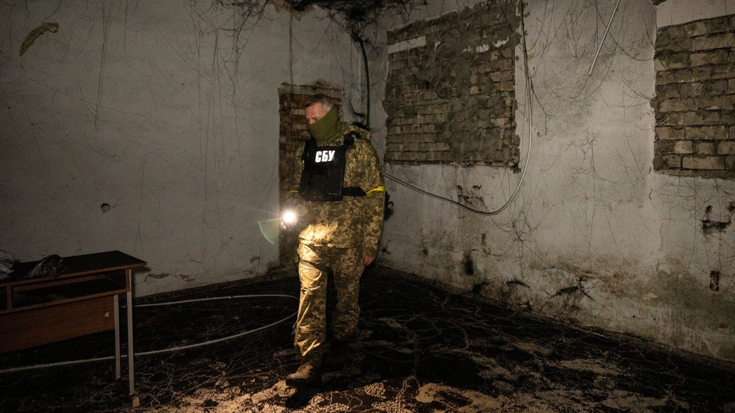 Ukrainian Soldier Transmits Photos of Troops Tortured