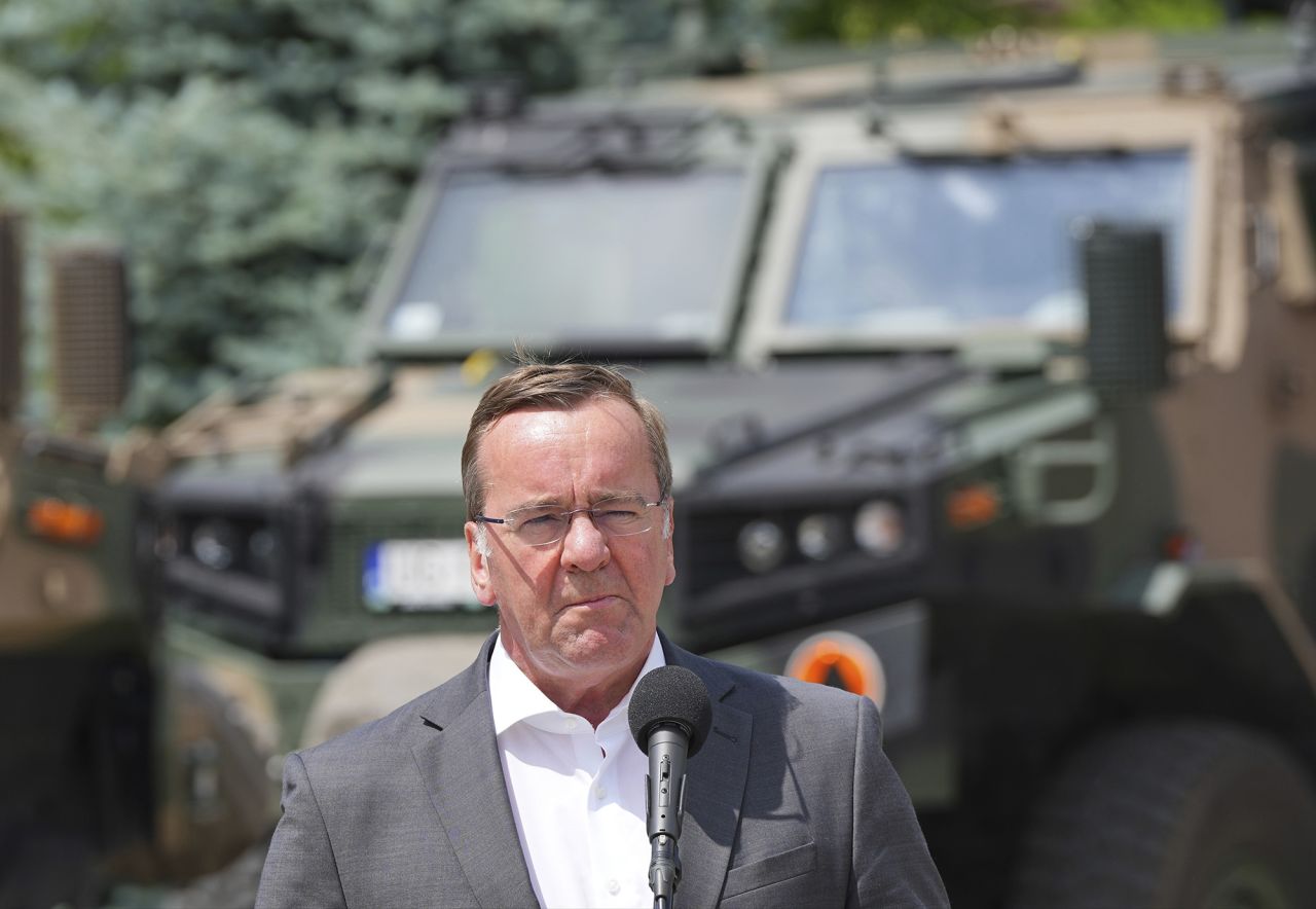 Polish Defense Minister Claims President Navrotsky Lied on Ukraine Missile Aid