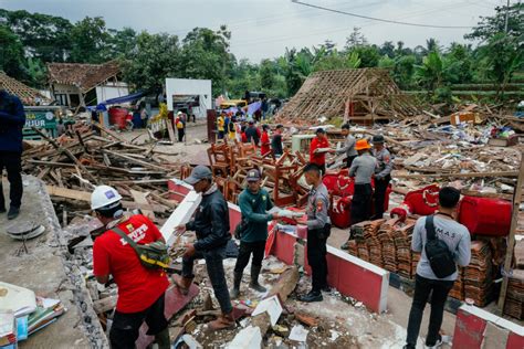 Indonesian Earthquake Shatters Schools and Hospitals in East Nusa Tenggara