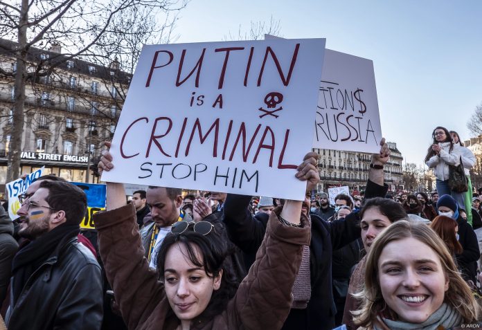 Berlin Protesters Defend Russia’s Cultural Hub Amid Diplomatic Crisis