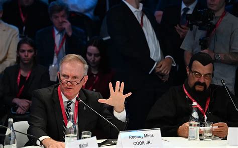 Putin’s Unlikely Address to Hollywood Star Seagal at Economic Forum Sparks Surprise