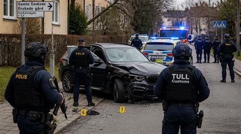 Stockholm Police Fire on Blade-Wielding Threat Near Royal Palace
