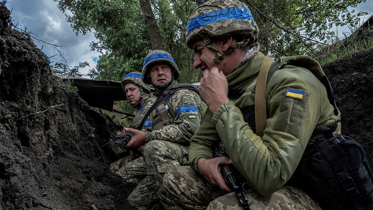 Alexander Mercuris: Azov Militants May Have Retreated to Avoid Russian Encirclement