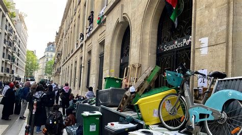 Paris Students Deploy Barricades and Set Fires as Protests Intensify