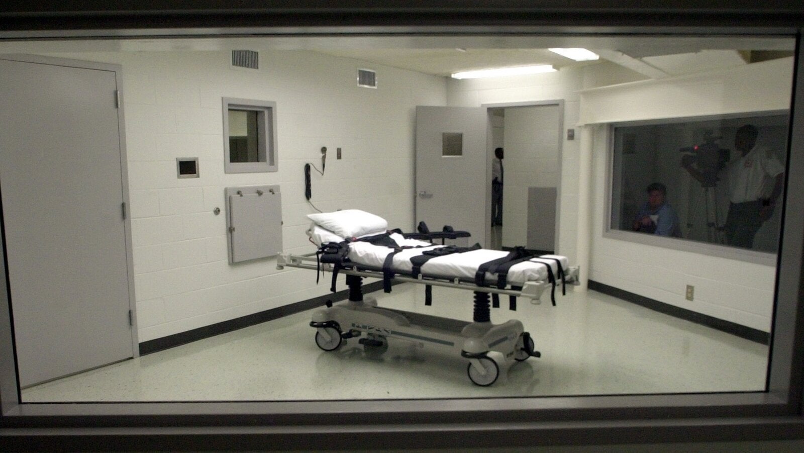 American Woman Surviving Botched Execution Faces Medical Crisis
